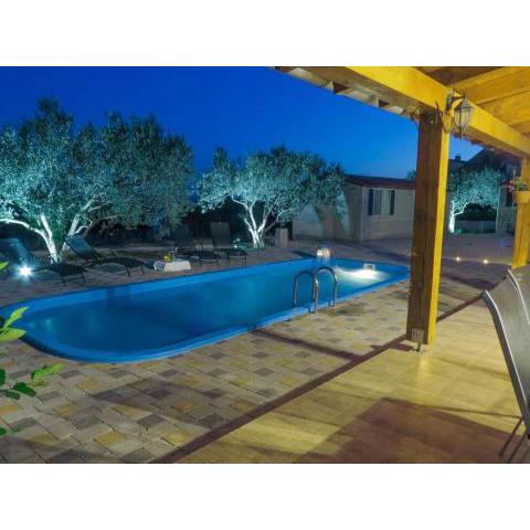 Alluring Holiday Home in Pako tane with Swimming Pool