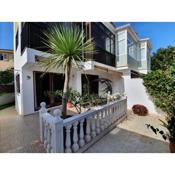 Apartamento Luminoso con Patio y Jardín