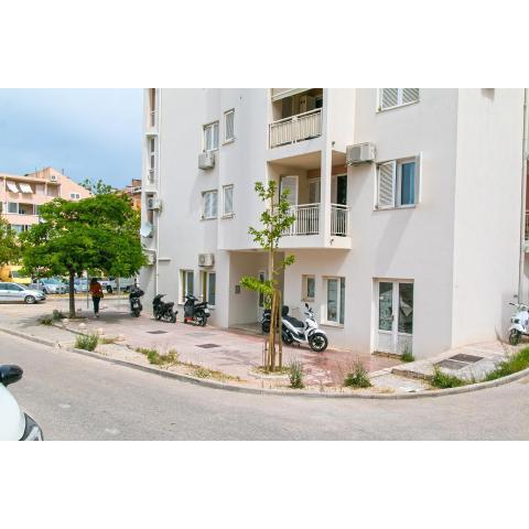 Apartments with a parking space Makarska - 19637