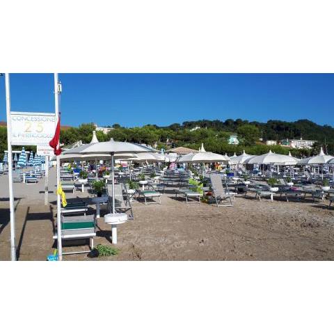 appartamento con balcone vicino al mare