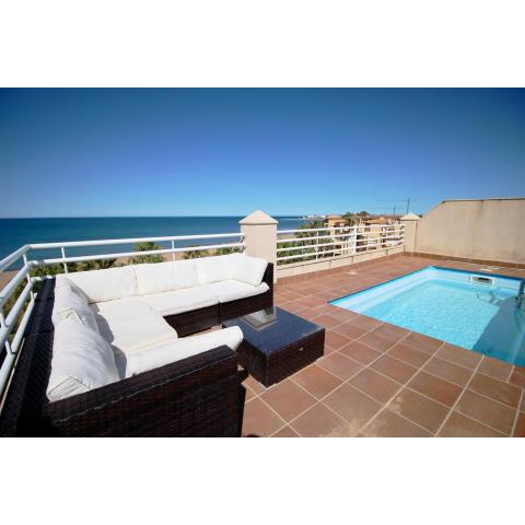 Ático con piscina privada en primera línea