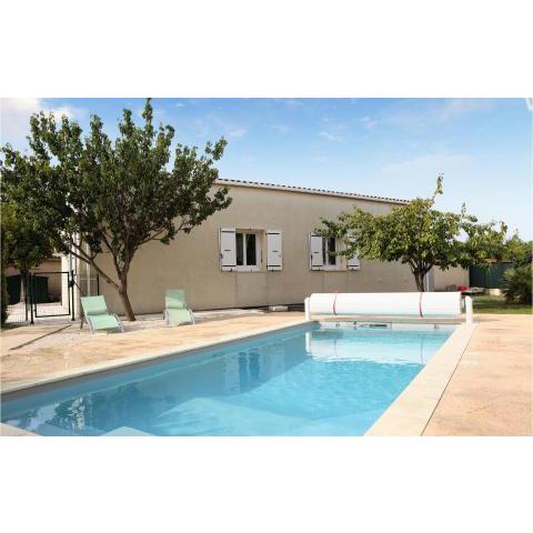 Awesome home in Pierrelatte with Outdoor swimming pool and 3 Bedrooms