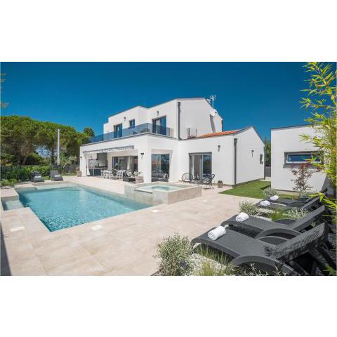 Beautiful home in Banjole with 4 Bedrooms, Jacuzzi and Heated swimming pool