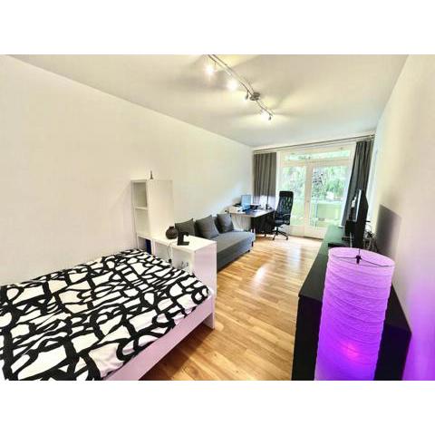 FREE PARKING - Quiet apartment with Wi-Fi and Kitchen