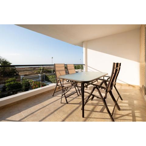 Global Properties, Adosado en primera linea de playa con vistas al mar