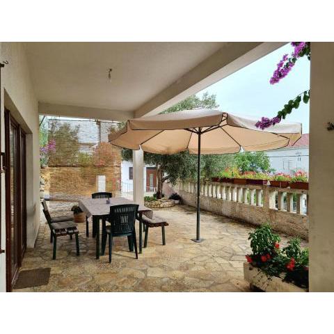 Large 120 m2 apt with patio 1 min walk from beach