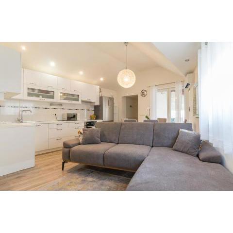 Luxury apartment Niko , 5 meters from the beach