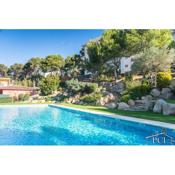 Sol Pins, 2 bedroom, communal pool, walk to the beach sc90 sc90b