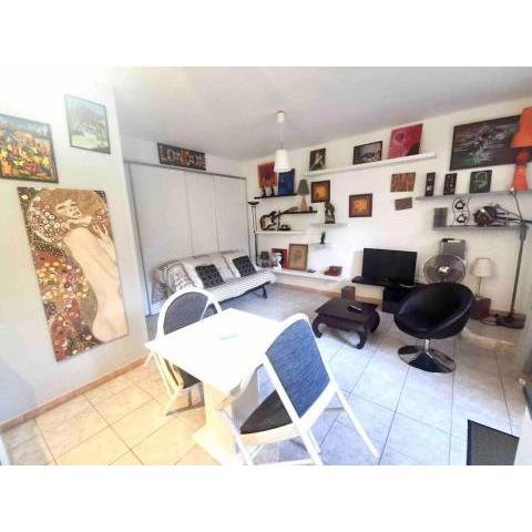 Studio de caractère, proche de la comédie + parking