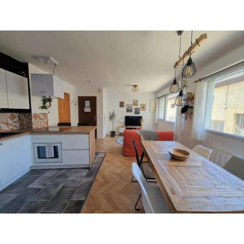 T2 refait à neuf avec parking à 1000m du lac