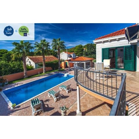 Villa Rasotica with large private pool and private parking