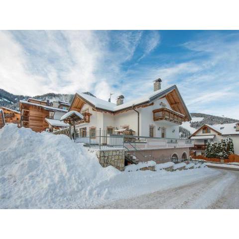 Welcoming apartment in San Vigilio di Marebbe with terrace